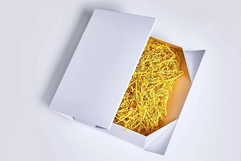 Gurktaler Geschenkbox in Weiß mit gelbem Füllmaterial